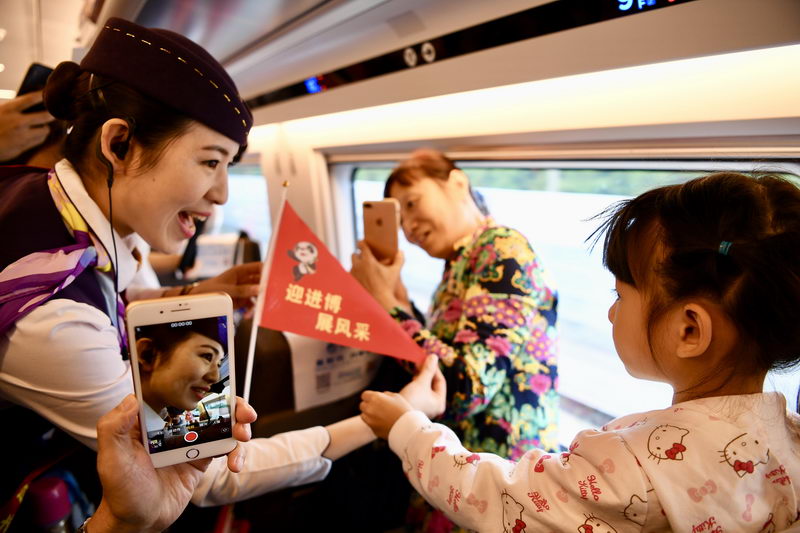 10月10日，上海首列复兴号“进口博览会主题宣传列车”正式发车，这辆高铁列车将在京沪高铁上运行至11月10日首届中国国际进口博览会结束。 VCG